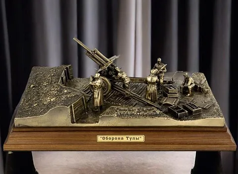 Диорама «Оборона Тулы» из бронзы и ясеня, 1:35 — оригинальный подарок
