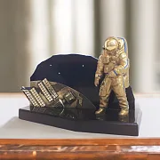 Бронзовая фигурка «В космосе» в подарок — фотография 1